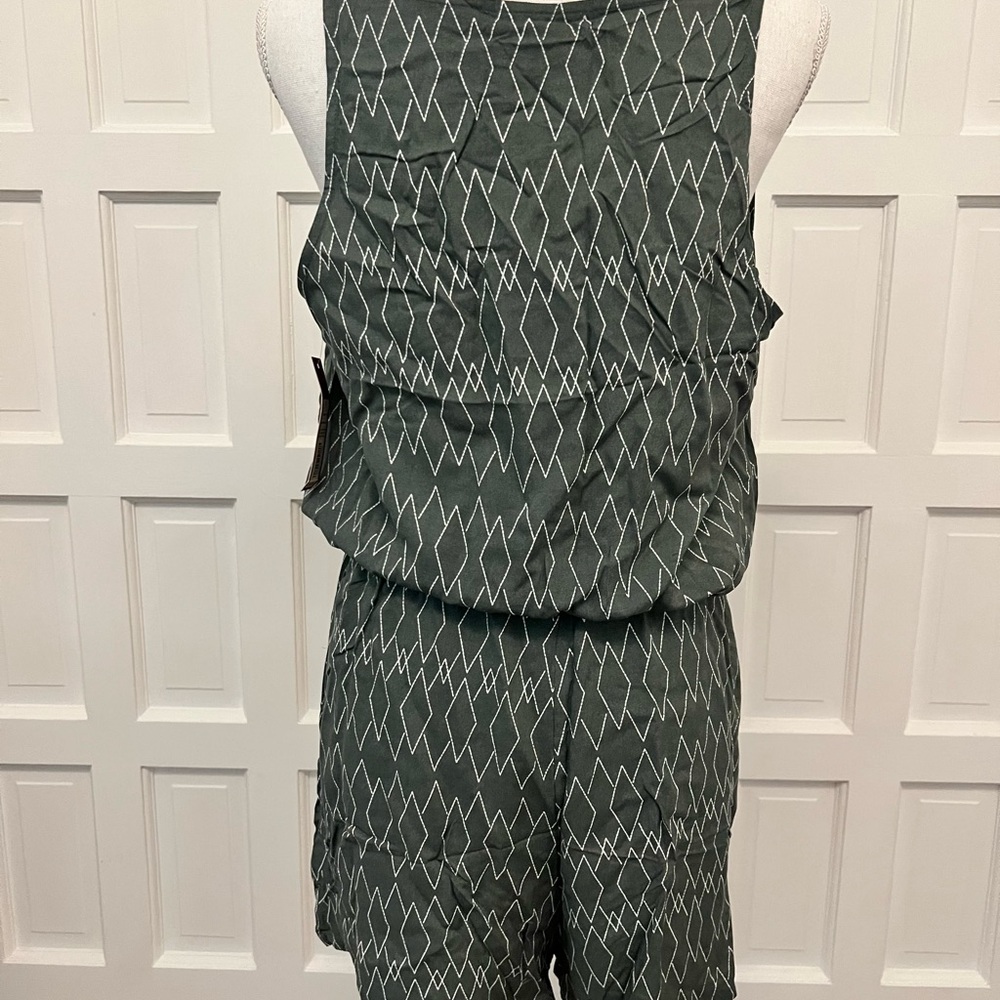 NWT Merona Romper with pockets and tie waist - Picture 3 of 6